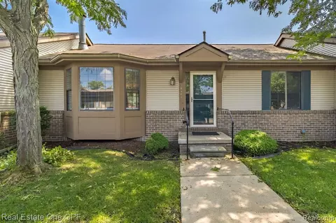 25140 Dockside Ln, Harrison Township, MI 48045
