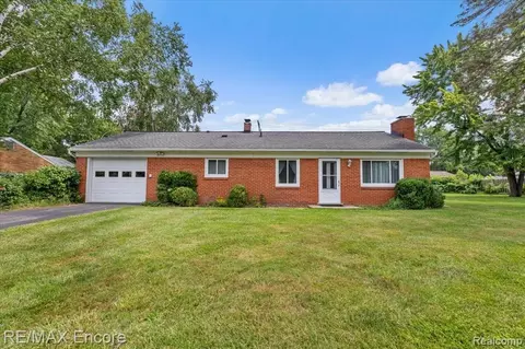 665 Hogarth Ave, Waterford, MI 48328