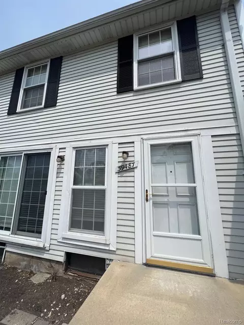 39487 Heatherheath Dr, Clinton Township, MI 48038