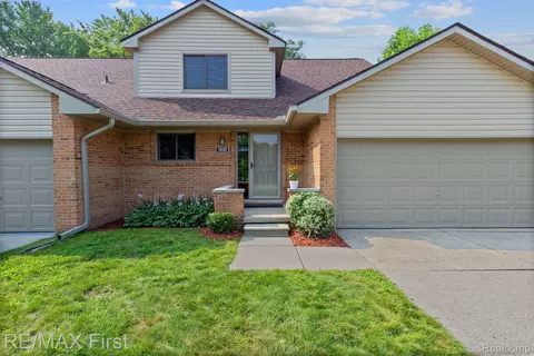 3980 Old Creek Rd, Troy, MI 48084