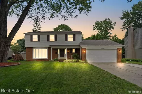 4082 Washington Crescent Dr, Troy, MI 48085