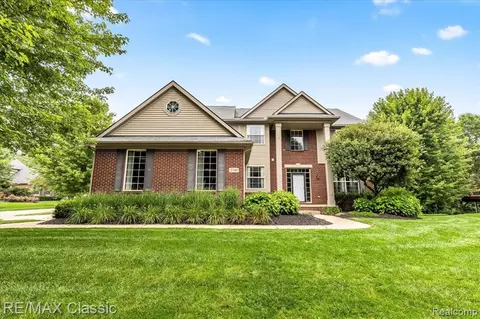 2740 Ravinewood Dr, Commerce Twp, MI 48382