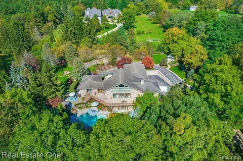 1320 W Gunn Rd, Rochester, MI 48306
