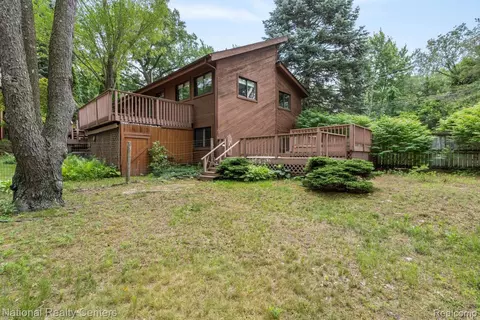 1951 W Harvey Lake Rd, Highland, MI 48356