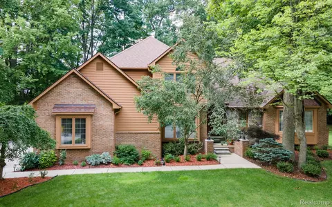 1934 Brookfield, Rochester Hills, MI 48306