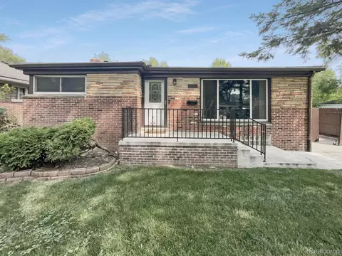 22245 Raymond St, Saint Clair Shores, MI 48082