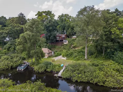 3181 Granda Vista Dr, Milford, MI 48380