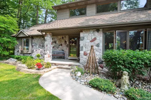 420 Oak Grove Dr, Chesaning, MI 48616