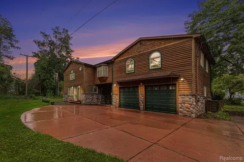 7021 Lanore St, Waterford, MI 48327