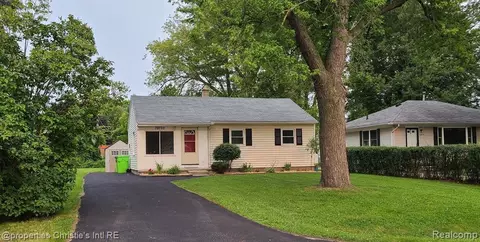 39705 Shoreline Dr, Harrison Township, MI 48045