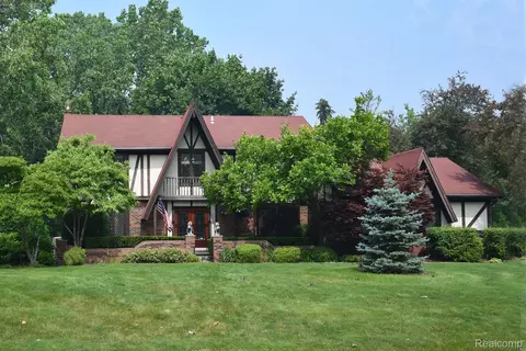 5270 Hollow Dr, Bloomfield Hills, MI 48302