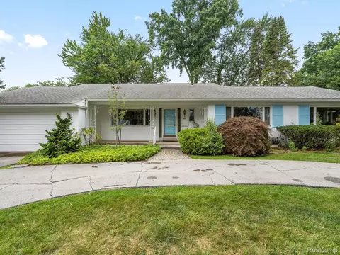 855 Hidden Ln, Grosse Pointe Woods, MI 48236