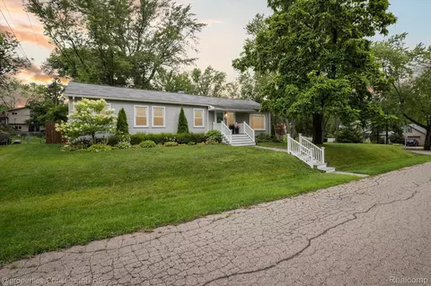 810 Alan Dr, Orion, MI 48362