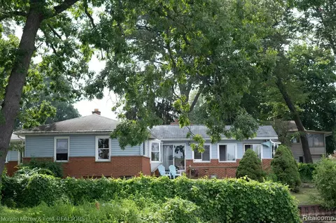 9020 Cooley Lake Rd, White Lake, MI 48386