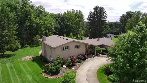 20990 Lujon Dr, Northville, MI 48167