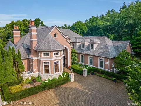 7424 Foxburg Ct, Clarkston, MI 48348
