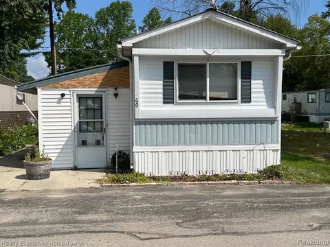 2545 Apt 40 S Lakeshore Rd, Applegate, MI 48401