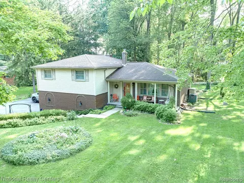 5600 Warbler Dr, Clarkston, MI 48346