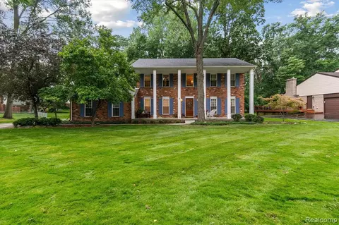 5805 Glen Eagles Dr, West Bloomfield, MI 48323