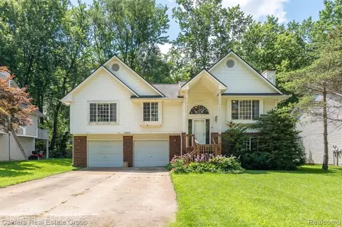 225 Tamworth Ct, Commerce Twp, MI 48382