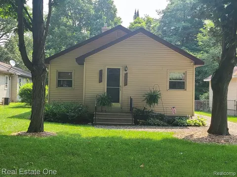 2517 Massena Ave, Commerce Twp, MI 48382
