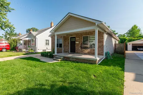 22608 Downing St, Saint Clair Shores, MI 48080