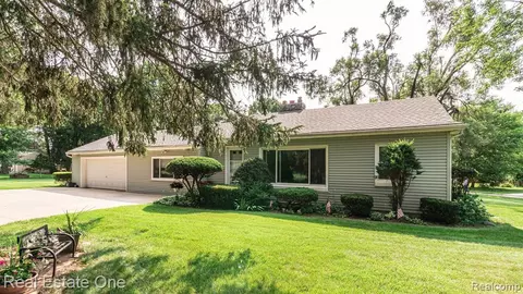 1944 Bogie Dr, Wixom, MI 48393