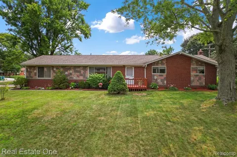 1934 Hollingsworth Dr, Commerce Twp, MI 48390