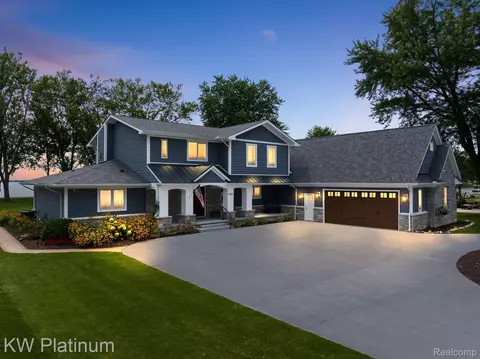 48730 Point Lakeview Dr, Chesterfield, MI 48047