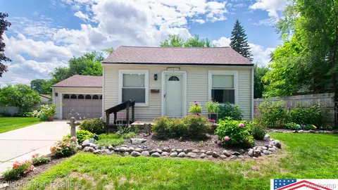 34857 Winslow St, Wayne, MI 48184