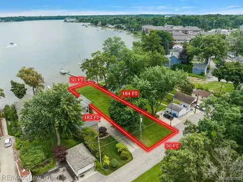 739 Mcdougal St, Bloomfield Hills, MI 48327