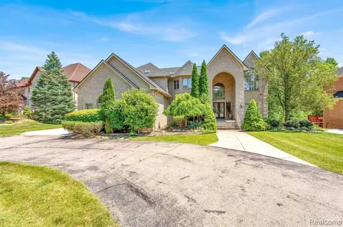 6055 N Crk, West Bloomfield, MI 48322