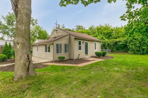 6466 Saline Dr, Waterford, MI 48329