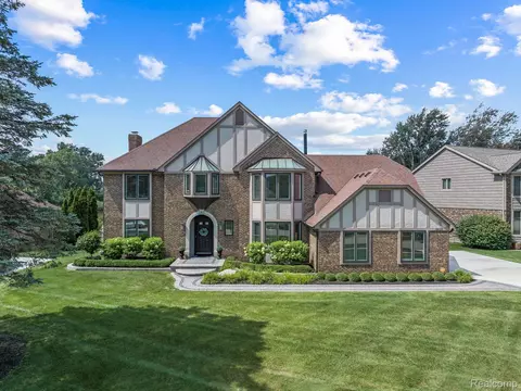 6639 Mountain Dr, Troy, MI 48098