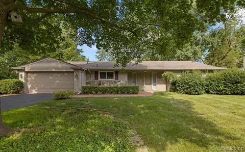 2941 Courville Dr, Bloomfield Hills, MI 48302