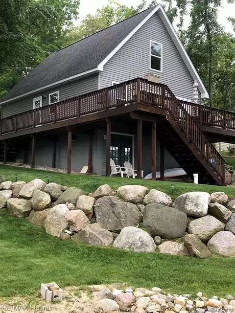 643 Lakeshore Dr, Columbiaville, MI 48421