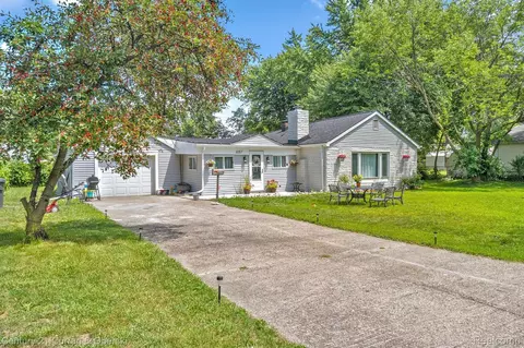6157 Hazel St, Taylor, MI 48180