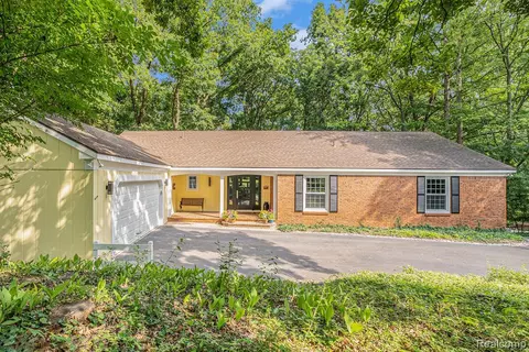 8356 Fawn Valley Dr, Clarkston, MI 48348