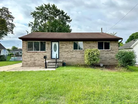 32265 Maplewood St, Garden City, MI 48135