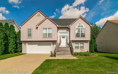 2840 Creekside Ct, Waterford, MI 48329