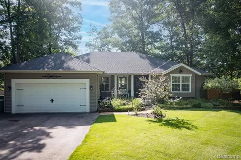 4920 Paula Ave, Clarkston, MI 48346