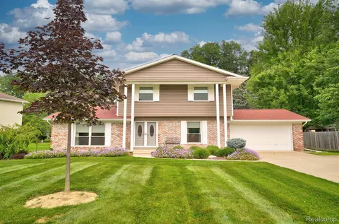 1213 Cool Ridge Dr, Grand Blanc, MI 48439