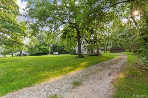 1615 Gilletts Lake Rd, Jackson, MI 49201