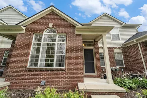 27104 Chantel Dr #243, Walled Lake, MI 48390