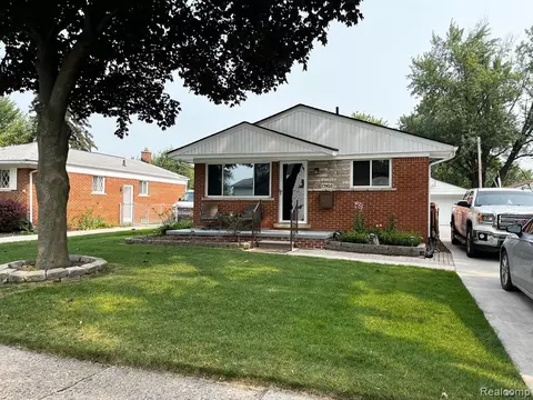 17925 Delaware St, Roseville, MI 48066