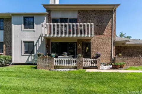 6566 Maple Lakes Dr, West Bloomfield, MI 48322