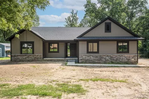 8930 Onandaga Rd, Clarkston, MI 48348