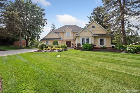 3666 Hi Dale Dr, Lake Orion, MI 48360
