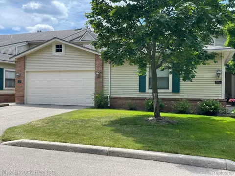 5658 Drake Hollow Dr E, West Bloomfield, MI 48322
