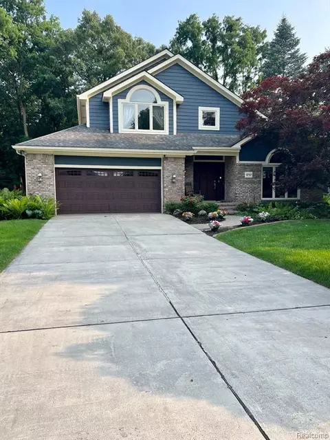 6707 Heatherwood Dr, West Bloomfield, MI 48324